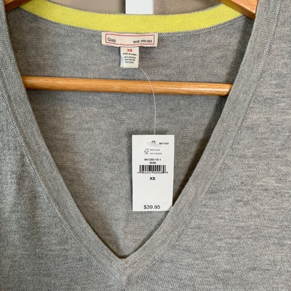 GAP Luxelight Perfect V-neck Sweater - Picture 2 of 16